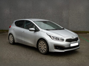 Hõbedane Kia Ceed 1.6 GDI 2018 LPG paigaldusega, külgvaates parklas