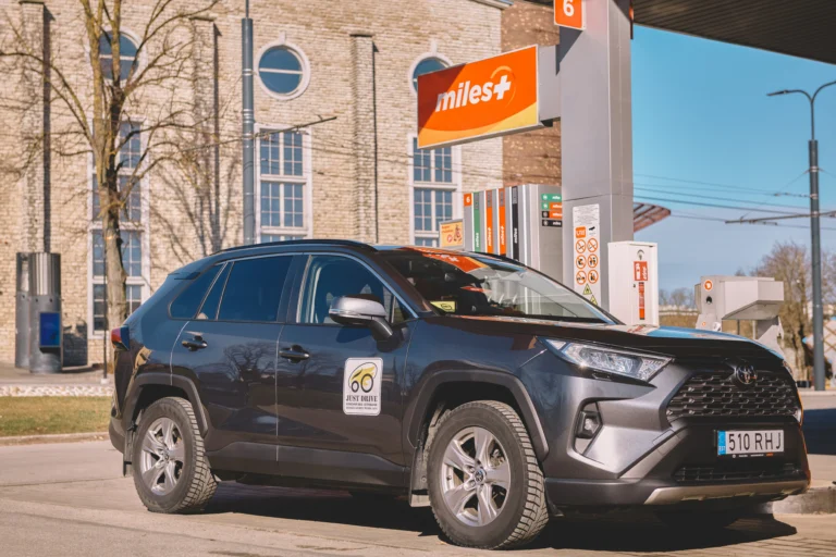 Toyota RAV4 autokooli auto LPG paigaldamise järel tankimas Tallinna jaamas – paigaldatud Prins VSI-3 DI V gaasisüsteem.